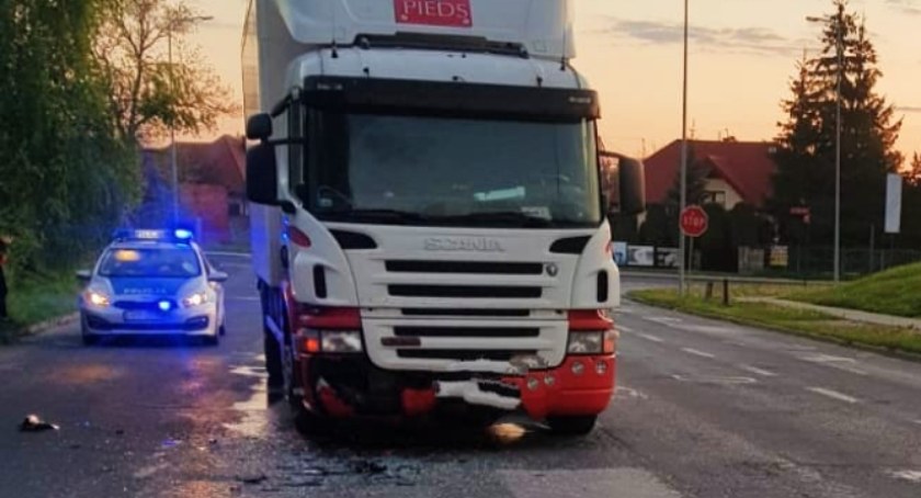 Ulica Jagiellońska. Zderzenie ciężarówki z samochodem nauki jazdy. Policja ustaliła przyczyny 
