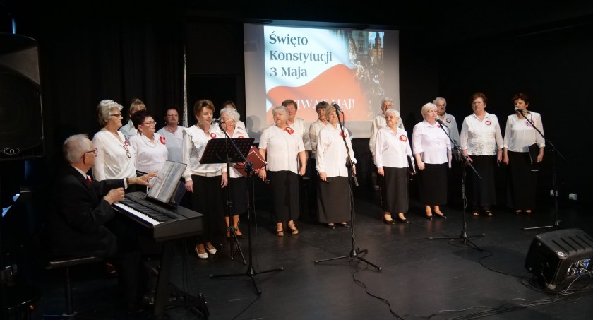 Miejski Dom Kultury. Koncert „Wiwat maj” chóru Złota Nutka w 232. rocznicę uchwalenia Konstytucji 3 Maja