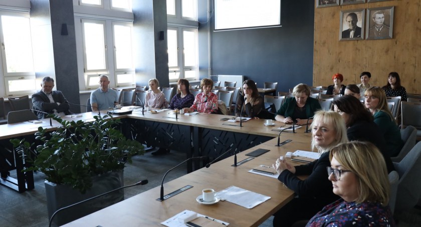 „KOOPERACJE 3D – model wielosektorowej współpracy na rzecz wsparcia osób i rodzin”. Spotkanie informacyjno-edukacyjne z zakresu tworzenia Centrum Usług Społecznych 