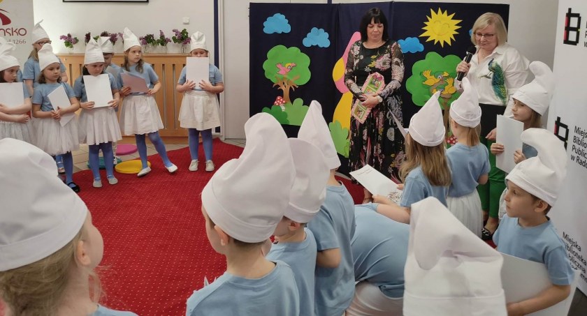 Pasowanie na Czytelnika. Miejska Biblioteka Publiczna oficjalnie przyjęła przedszkolaków z PP nr 6
