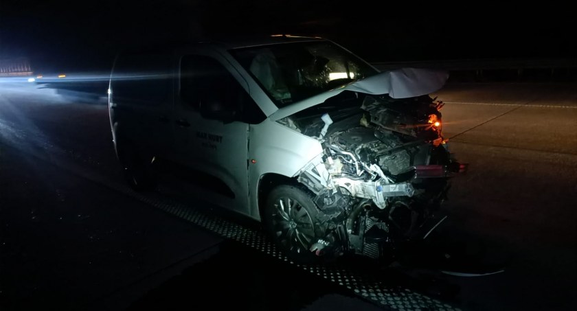 Wypadek na A1 w okolicy Kamieńska. Zderzenie trzech samochodów. Poszkodowane dwie osoby, obywatele Serbii