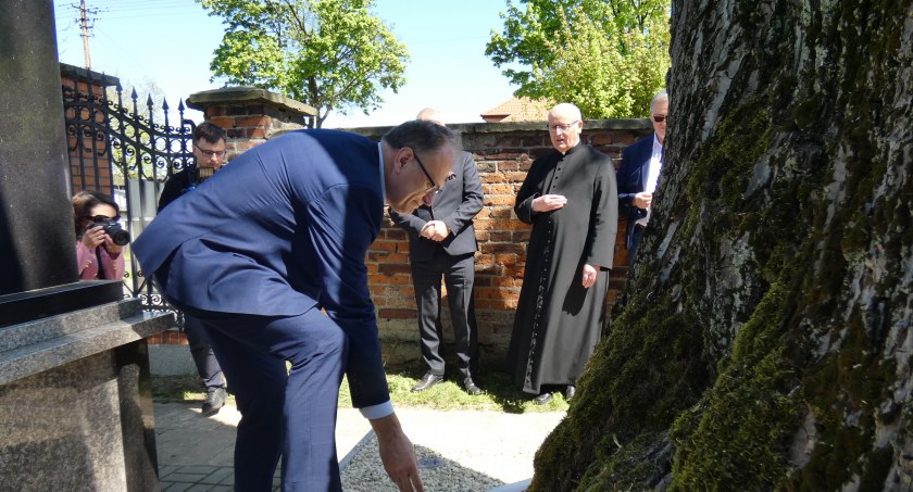 [WIDEO] Lipa powstańców styczniowych na Starym Cmentarzu zabezpieczona. To pierwsze takie rozwiązanie w kraju
