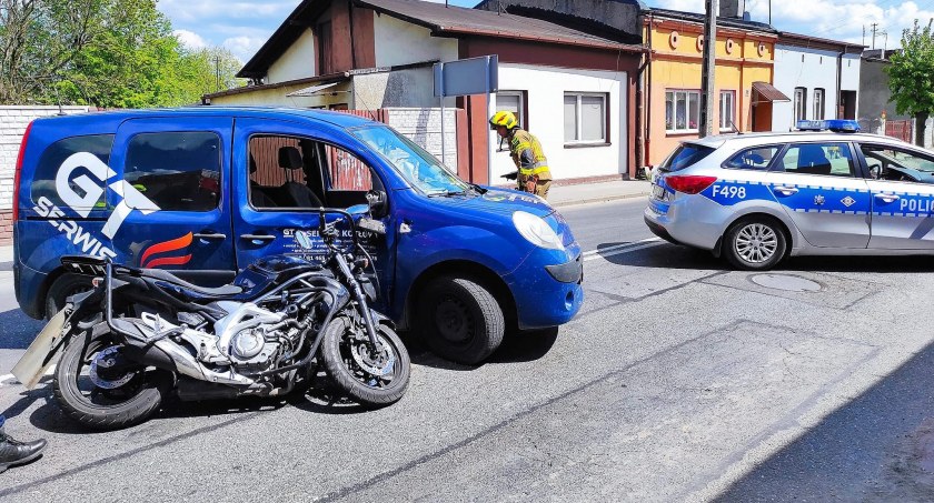 Uwaga! Zderzenie motocyklisty z samochodem osobowym w Kamieńsku. Są utrudnienia 