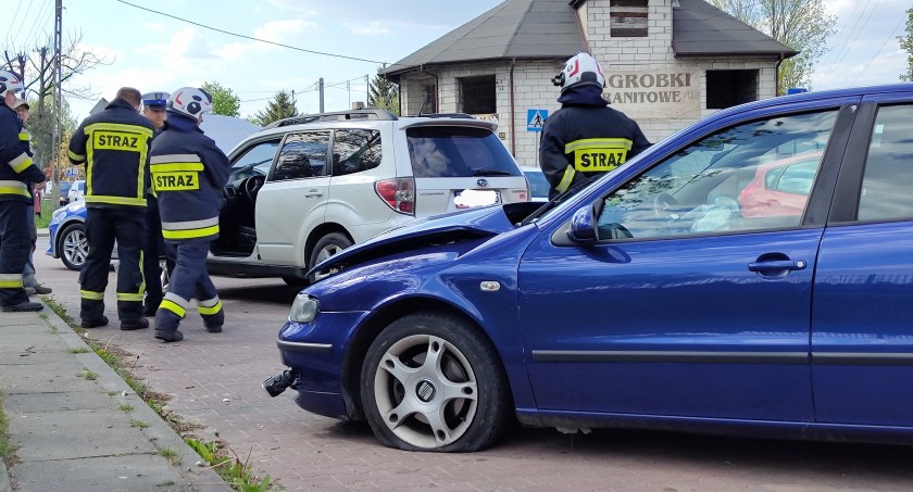Zderzenie dwóch samochodów osobowych obok Nowego Cmentarza. Na miejscu policja i straż pożarna 