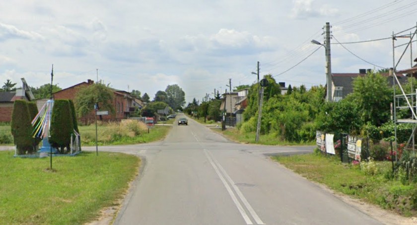 Kolizja w Okrajszowie. Kierowca toyoty nie zatrzymał się przed znakiem STOP. Doszło do zderzenia z nissanem 