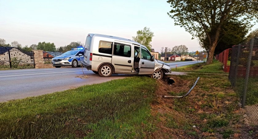 Orzechów, gmina Kobiele Wielkie. Opel w rowie, w środku pijany 32-latek. - Nie wiem, jak to się stało - powiedział policjantom 