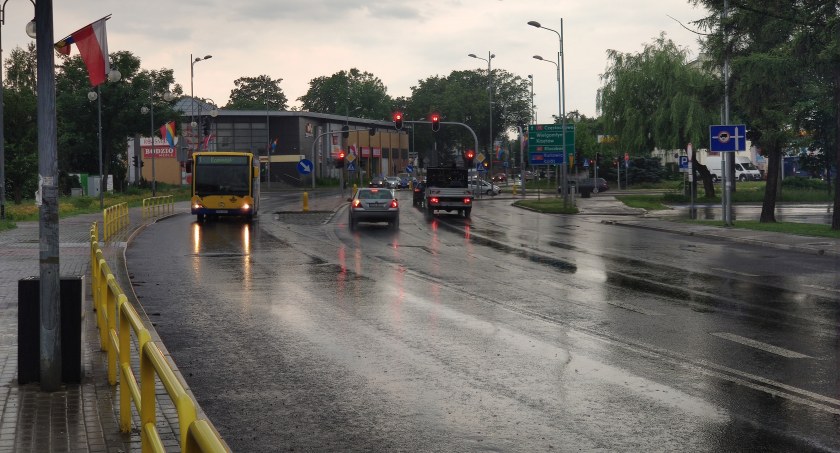 Wojewódzkie Centrum Zarządzania Kryzysowego w Łodzi ostrzega: Dzisiaj po południu zagrzmi i popada, pogoda prawdziwie burzowa 