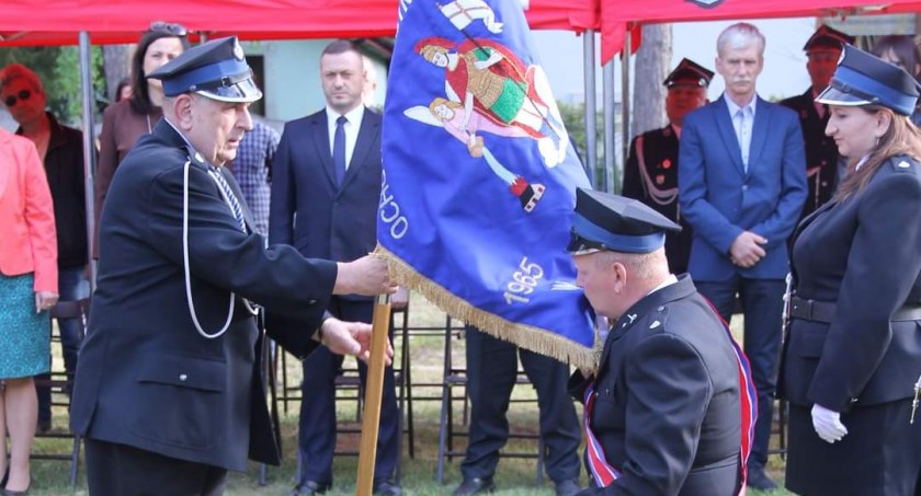Gminny Dzień Strażaka w Jankowicach. Strażacy z OSP otrzymali nowy sztandar. Były też odznaczenia 