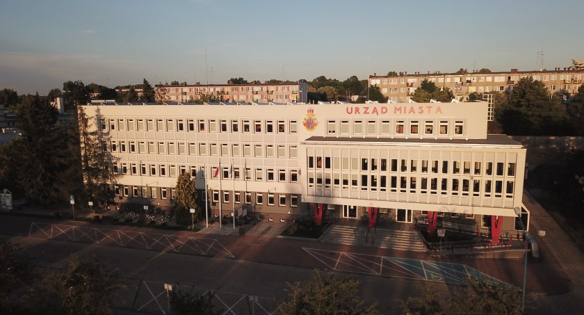 Urząd miasta ogłosił nabór do Miejskiej Rady Seniorów. Trzeba mieć skończone 60 lat i być mieszkanką lub mieszkańcem Radomska 