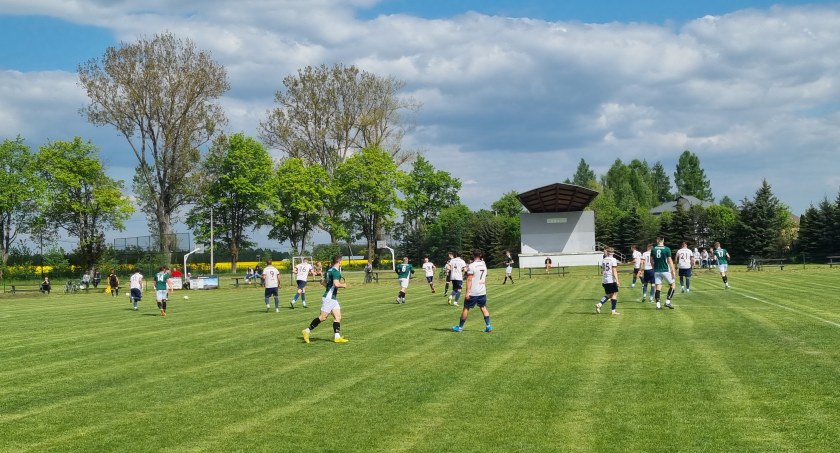 Derby w okręgówce dla drużyny gospodarzy. Daniel Dymek: Seria meczy bez porażki wzrosła do siedmiu