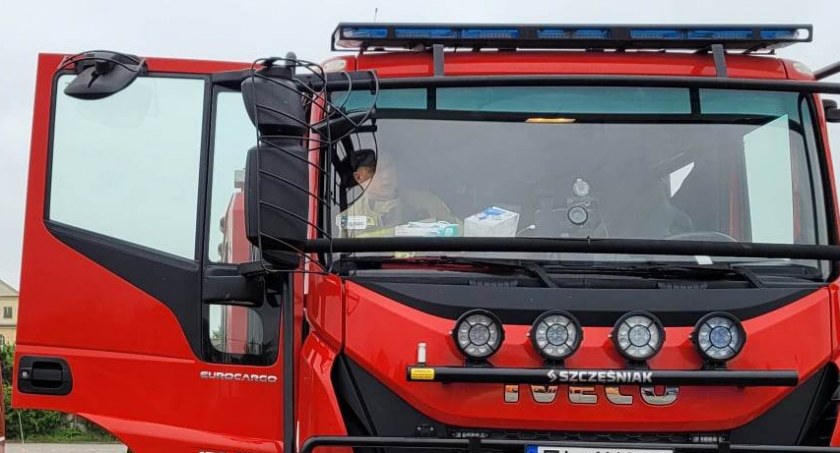 Uszkodzony słup telekomunikacyjny przy ul. Prusa. Na miejscu straż pożarna i policja zabezpieczyła teren