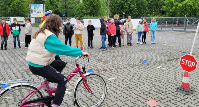 Rowerzysto-obserwuj otoczenie i zachowaj szczególną ostrożność! W przypadku zderzenia z samochodem masz znikome szanse