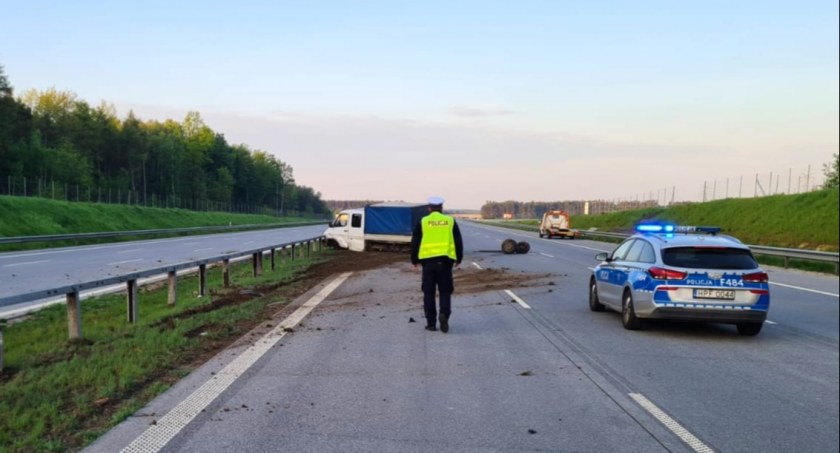 Autostrada A1. Ktoś rozbił busa i porzucił na drodze. Policjanci szukają kierowcy 