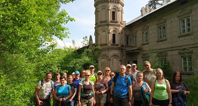 Trekking z MOSiR-em. Miłośnicy aktywnego wypoczynku podziwiali atrakcje turystyczne na terenie gminy Mstów 