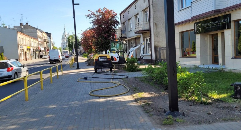 Przy ulicy Krakowskiej pojawiają nowe słupy oświetleniowe. To część oświetleniowego projektu Sowa realizowanego przez miasto