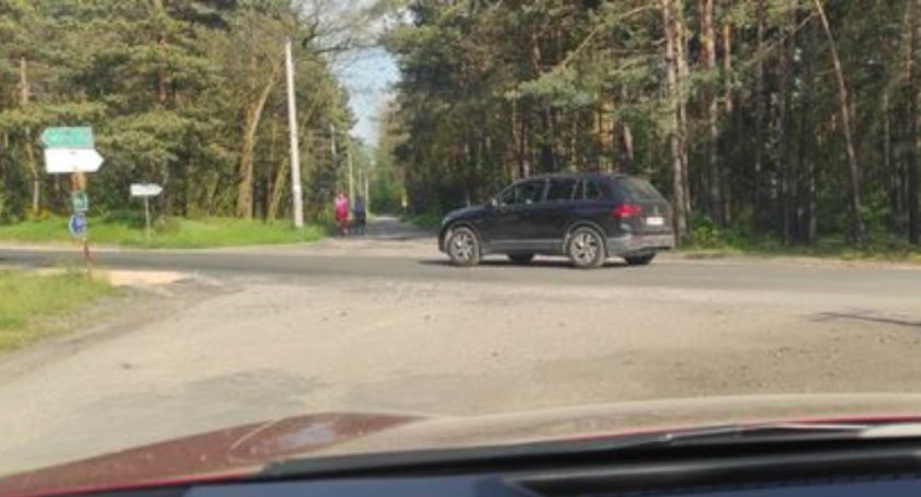 Pan Damian: Firma remontująca drogę powiatową zostawiła po sobie wielki bałagan! A to droga, którą poprowadzono objazd!