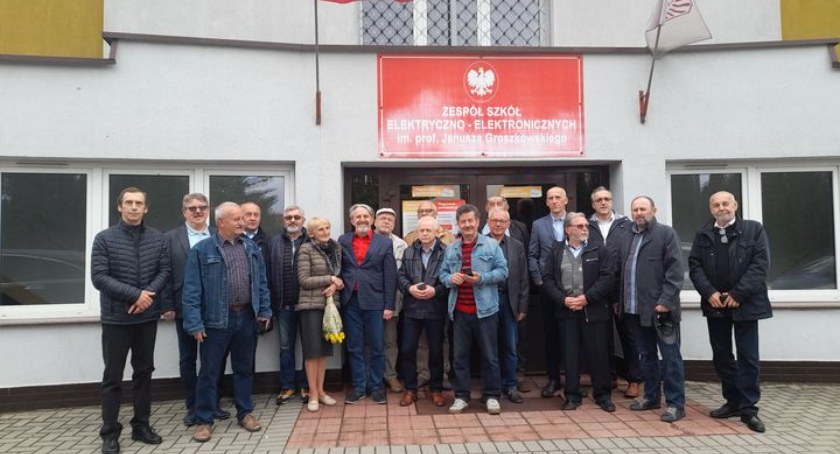 Pierwsze takie spotkanie po 46 latach. Elektryk gościł swoich absolwentów z rocznika maturalnego 1977 