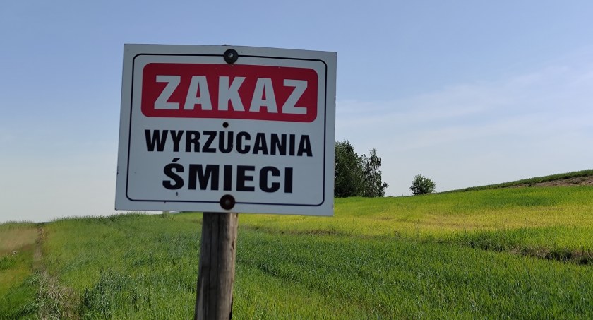 Śmieci znikają, ale pod ziemią. „To wójt i radny mi kazali. Dwa tygodnie to trwało i jeszcze mi nie zapłacili