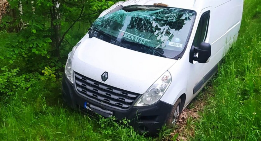 Kolizja w Granicach w gminie Masłowice. Kierowca zasnął albo zasłabł. Samochód wjechał do rowu