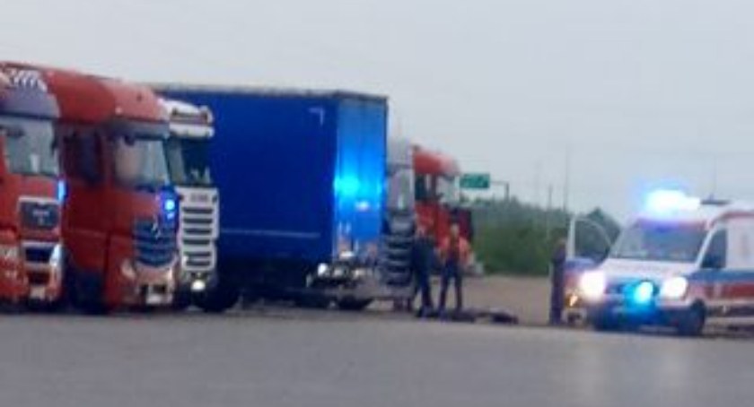 Port Radomsko. 40-letni kierowca jednej z zaparkowanych tam ciężarówek nagle upadł na ziemię. Był reanimowany