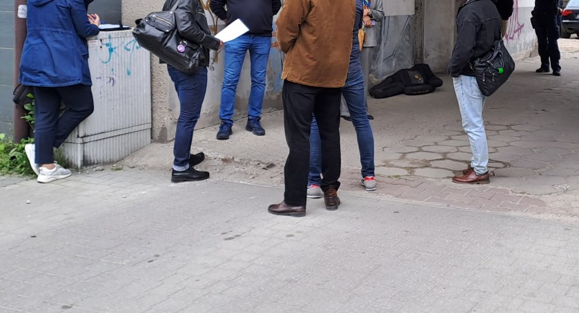 Manekin w bramie, obok policjanci, czyli wizja przy ulicy Reymonta. Na polecenie sądu, który zajmuje się sprawą