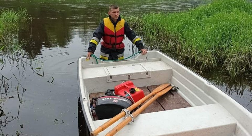 Pies utknął na wyspie na rzece. W akcji ratunkowej uczestniczyły trzy zastępy straży pożarnej 