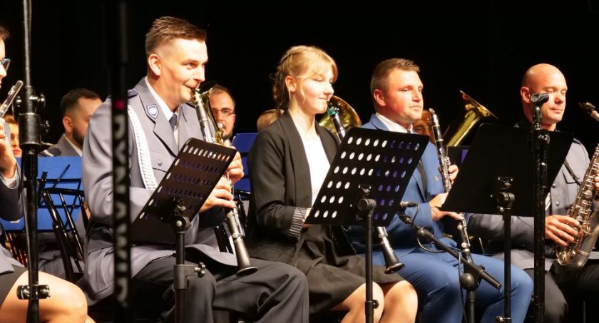 Koncert Orkiestry Komendy Wojewódzkiej Policji w Łodzi w Miejskim Domu Kultury z okazji Dnia Matki