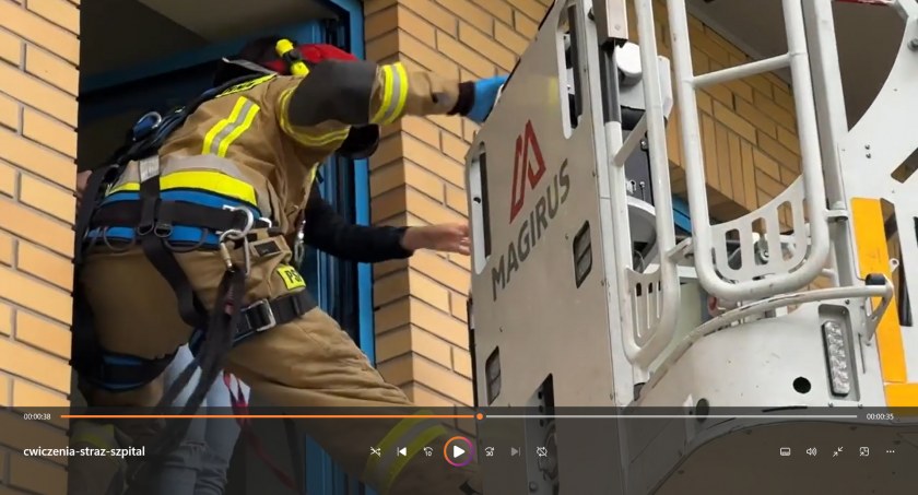 [WIDEO] Wybuchł pożar, zarządzono ewakuację. Ćwiczenia strażaków z Radomska i Strzałkowa w Szpitalu Powiatowym
