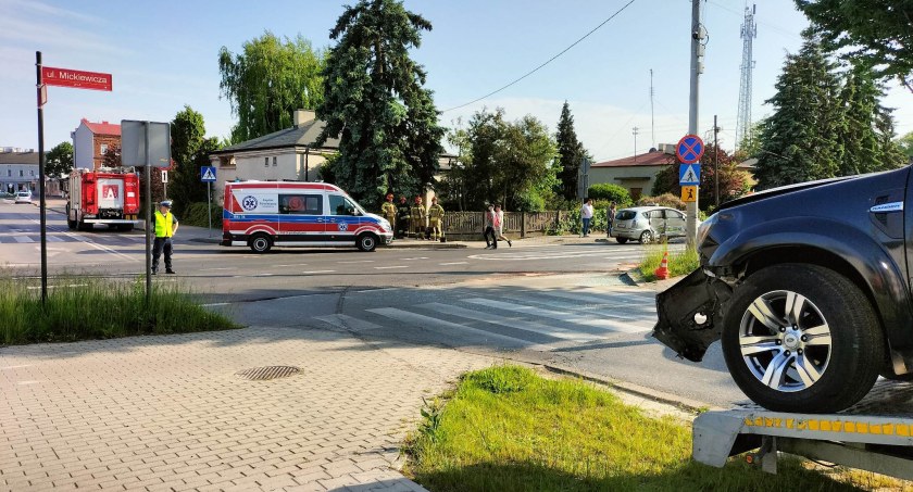 Uwaga! Zderzenie trzech samochodów na skrzyżowaniu ulic Bugaj i Mickiewicza. Policja kieruje na objazdy 