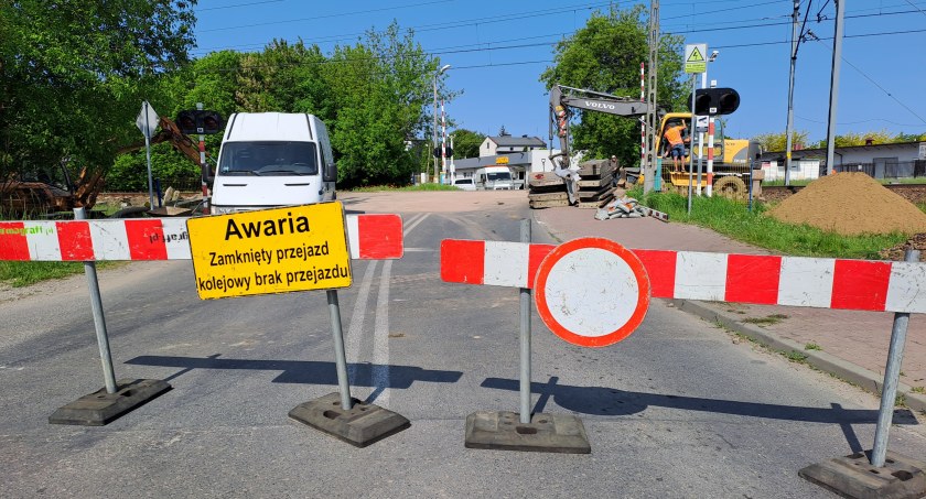 Uwaga! Awaria przejazdu kolejowego w ulicy Piłsudskiego. Trwają prace, droga zamknięta