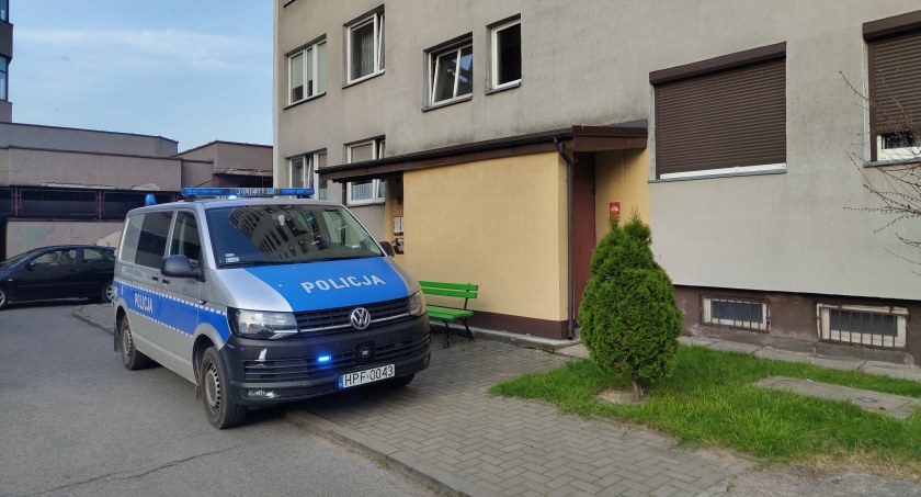 66-latek miał przywidzenia. Ktoś wezwał pogotowie i policję. Mężczyznę odwieziono do szpitala 