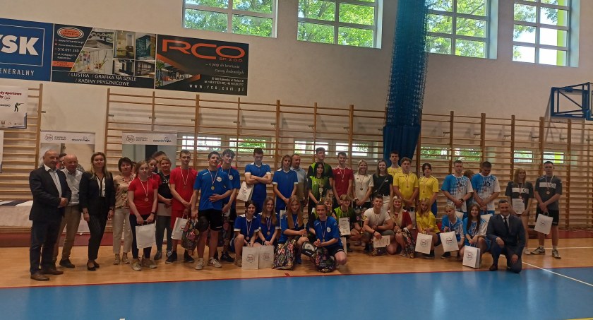 Wojewódzkie Zawody Sportowe Młodzieży OHP w Radomsku. Przyjechały drużyny hufcowe z ośmiu miast