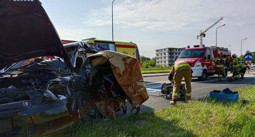 Dzieci ze szkoły w Strzelcach Małych jechały na wycieczkę. W Końskich w autokar uderzył samochód osobowy