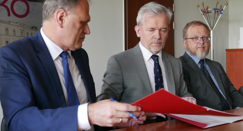 Wyższa Szkoła Finansów i Informatyki im. prof. Janusza Chechlińskiego w Łodzi chce prowadzić zajęcia w Radomsku. Z ekonomii