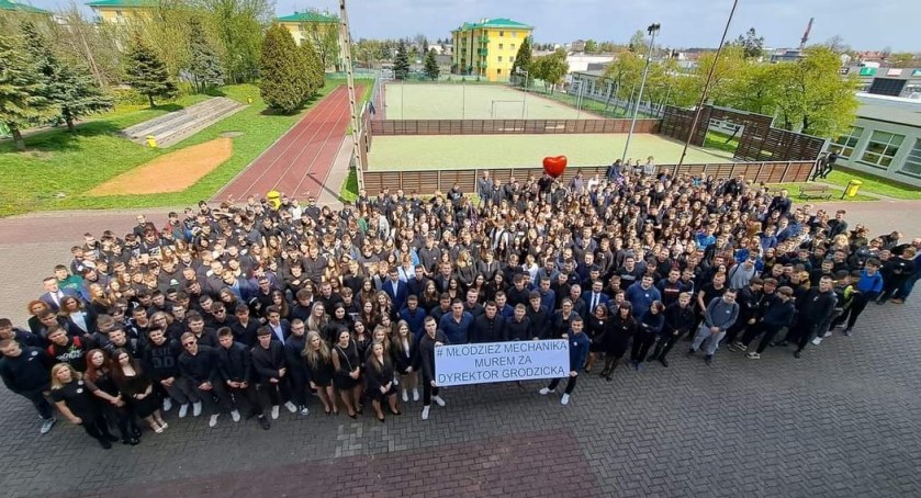[Z OSTATNIEJ CHWILI] Po protestach kadry, uczniów i rodziców Cezary Bartnik zrezygnował z funkcji dyrektora Mechanika