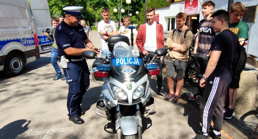 Bezpieczeństwo w ruchu drogowym. Spotkanie młodzieży z Elektryka z policjantami z komendy powiatowej