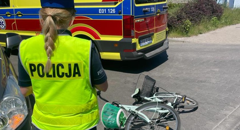 70-latka prowadziła rower, szła po chodniku. Została potrącona przez kobietę kierującą peugeotem