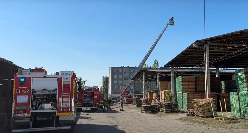 [WIDEO] Na Famegu pod wiatą wybuchł pożar. Jeden z pracowników próbował gasić, ale został poszkodowany