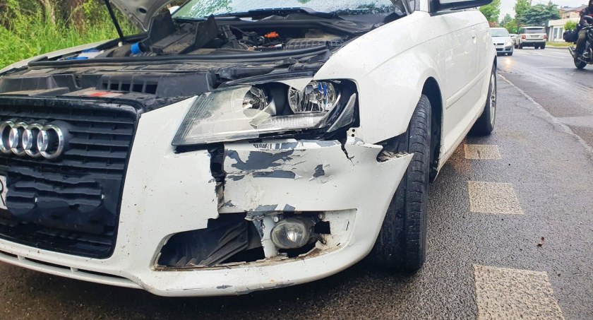 Wypadek na ulicy Brzeźnickiej. 32-letni kierowca motocykla uderzył w samochód osobowy