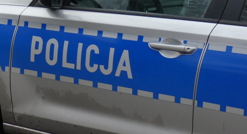 4-letnia dziewczynka miała ponad 40 stopni gorączki. Policjanci z Kamieńska eskortowali ją do szpitala