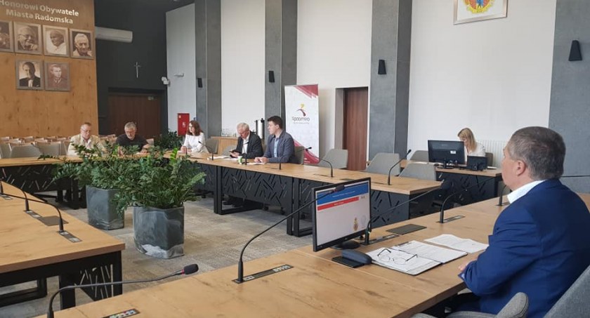 RAS mówi: Sprzątanie liści dmuchawą jest bez sensu. Radni odpowiadają: My się nie znamy, nie nasze kompetencje 