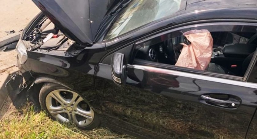 46-latka kierująca mercedesem wjechała do rowu. Bo za mocno nacisnęła na pedał gazu. Zapłaci mandat