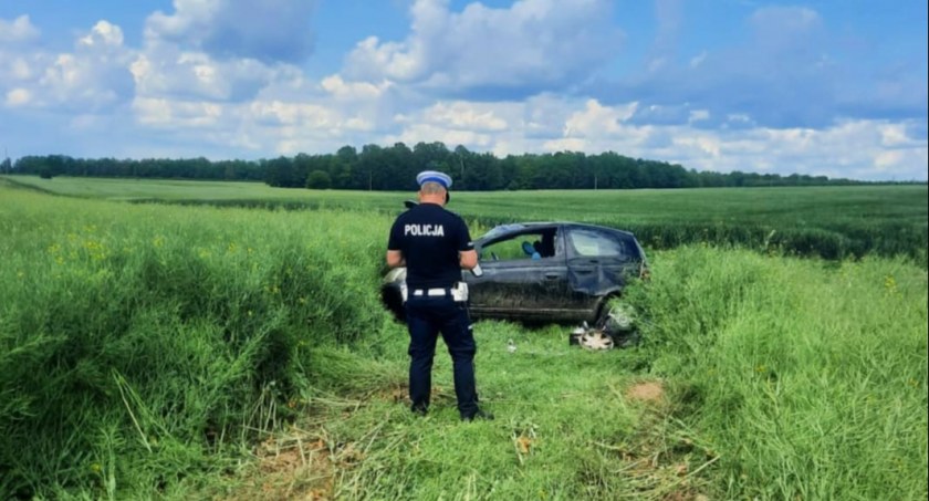 Karsy w gminie Kobiele Wielkie. Toyota yaris wypadła z drogi. Za kierownicą 76-latek z Warszawy
