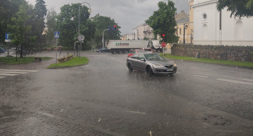 Uwaga! Na dzisiaj synoptycy zapowiadają burze. I to z gradem 