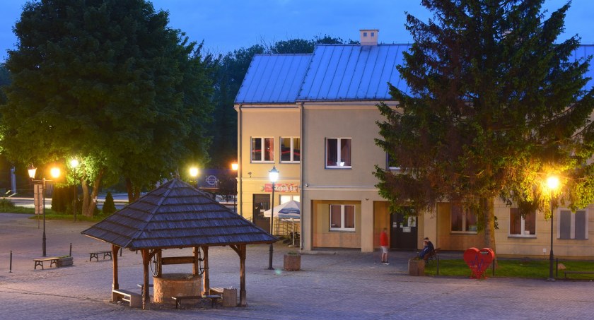 Mieszkaniec Przedborza: Świerk przed MDK zaczyna usychać, trzeba go ratować. Burmistrz Janosik: Został powołany dendrolog