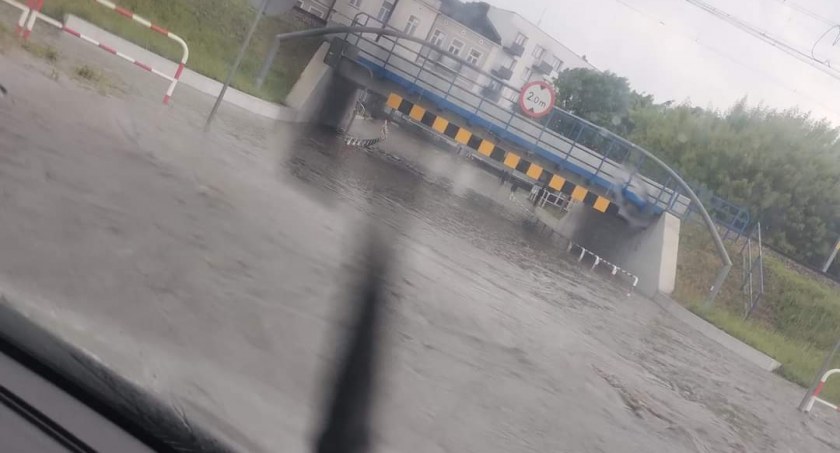 Mostek już zalany. Jak przed rokiem. Burza ma swoje prawa 