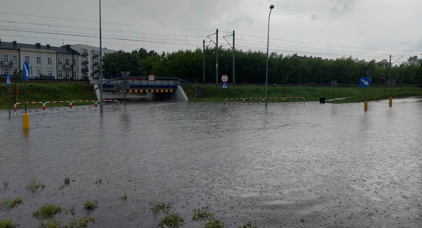 Bilans burzy nad Radomskiem - zalane to co zwykle i dwa pompowania. W powiecie powalone drzewa i jeden pożar 