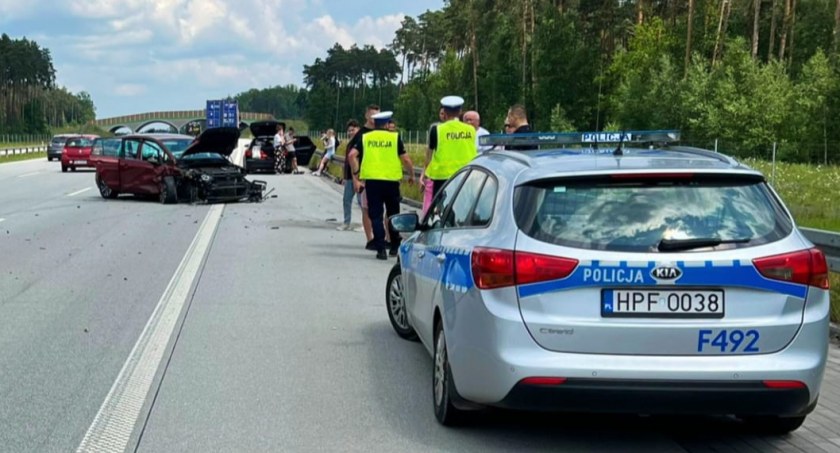 Zderzenie trzech samochodów na autostradzie A1, pięćset metrów dalej kolejna kolizja. Dwa pasy są zablokowane