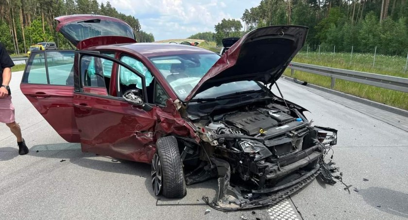 Dwie kolizje na autostradzie A1, zderzyło się sześć aut. Sprawcy mają 75 i 77 lat 