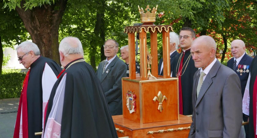 [WIDEO, ZDJĘCIA] Procesja z relikwiami św. Jadwigi Królowej na zakończenie XXII Radomszczańskich Dni Rodziny